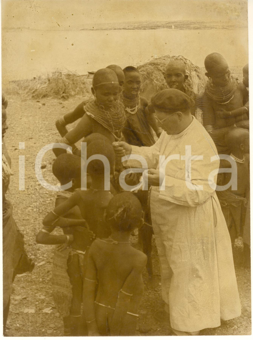 1966 CONGO Missionario belga tra i giovani di una tribù - Foto 17x23 cm  Fotografia originale d'epoca, con timbri datari al verso.  POOR/danneggiato sovraimpressioni, lievi piegature e graffi FORMATO: 17x23 cm originale e autentica 1