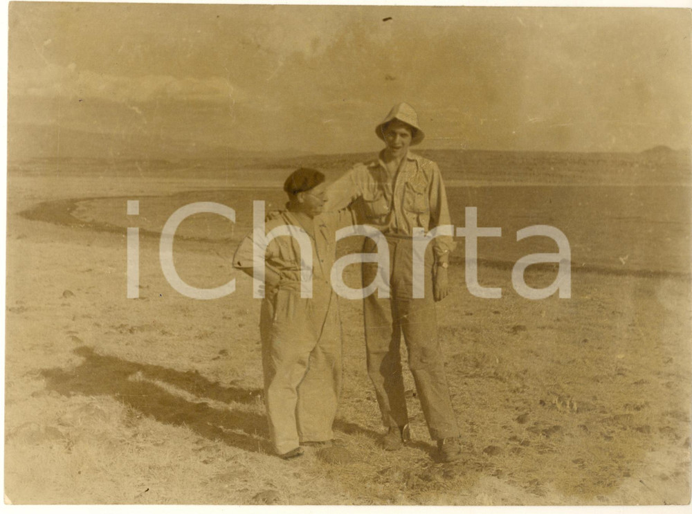 1965 CONGO Missionario belga con colono gigantesco - Foto CURIOSA 23x17 cm  Fotografia originale d'epoca, con timbro datario al verso.  POOR/danneggiato sovraimpressioni, lievi piegature e graffi; fioriture al verso FORMATO: 23x17 cm originale e autentica 1