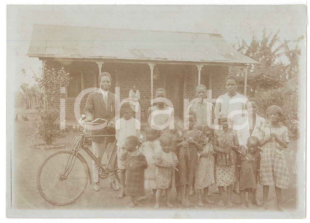 1935 ca CONGO BELGE Famille indigène habillée à l'occidentale - Photo 18x13 Fotografia originale d'epoca.  FAIR/discreto piegatura angolare FORMATO: 18x13 cm originale e autentica 1
