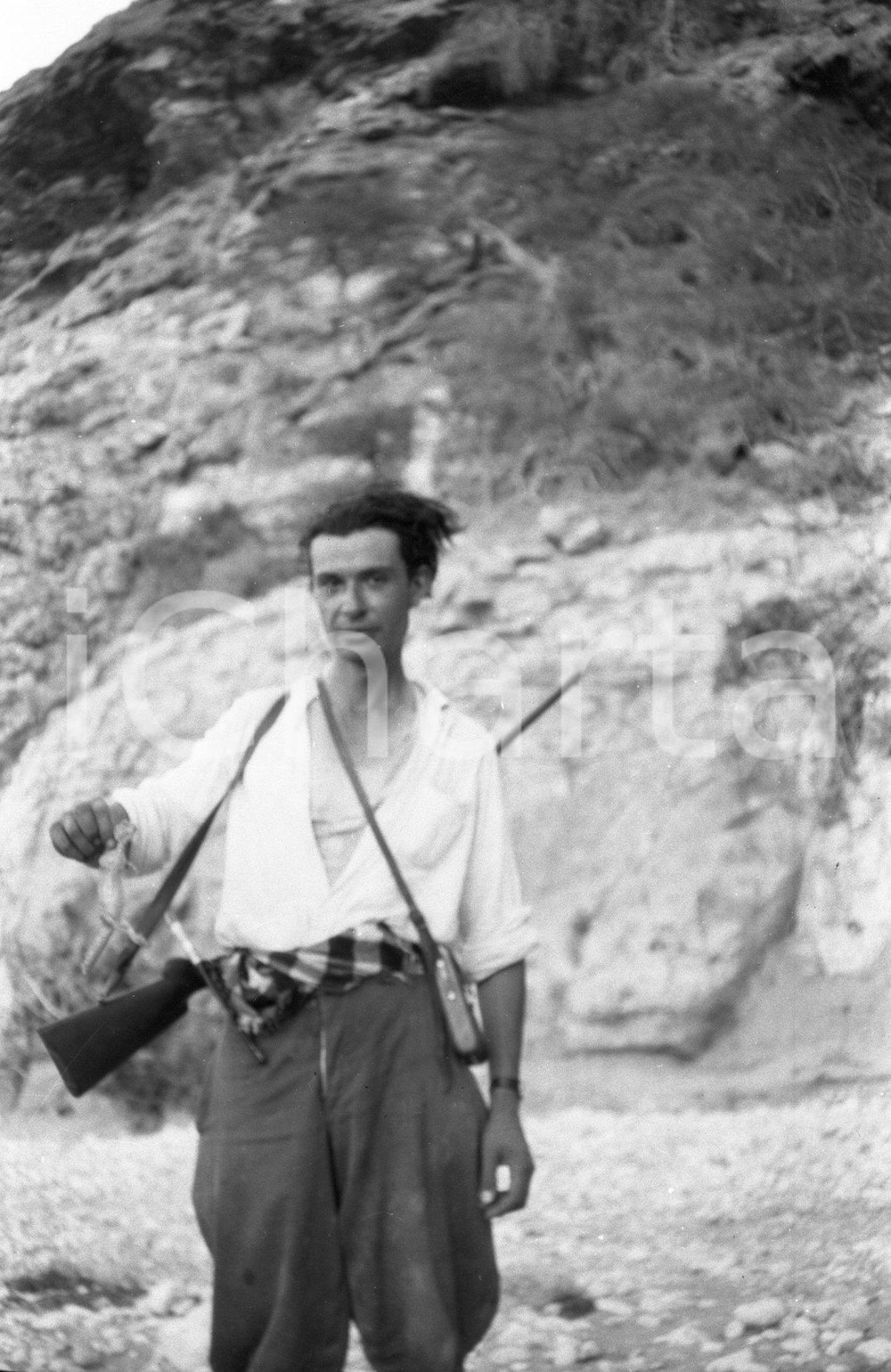 1936 LIBIA viaggio in Fezzan di Giuseppe SCORTECCI NEGATIVO ORIGINALE 5 Negativo originale in bianco e nero su pellicola.  E' SEVERAMENTE VIETATA LA RIPRODUZIONE.TUTTI I DIRITTI SONO RISERVATI.ICharta mette in vendita, sul negozio eBay e in esclusiva sul sito "icharta" il proprio archivio composto da numerose diapositive e negativi fotografici d'epoca, tutti originali e autentici.Si tratta di uno sguardo inedito sull'attualità, la politica, la vita quotidiana, il gossip e la cultura, che fotografa il cambiamento della nazione (e non solo) tra il 1890 ed il 1990 circa. Un'occasione unica per il mercato del collezionismo, che vede finalmente disponibile un archivio eccezionale per vastità, tematiche e condizioni, in un settore (il negativo fotografico e la diapositiva) di assoluta novità e dalle interessanti prospettive di investimento. CONDIZIONI:FAIR/discretoFORMATO: cm 6 x 9 originale e autentica 1