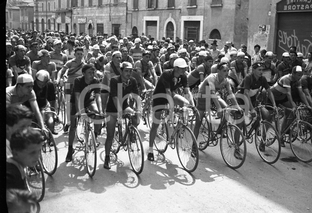 1948 SPORT CLUB BRESCIA Corsa ciclistica "La Gardesana" NEGATIVO ORIGINALE 2 Negativo originale in bianco e nero su pellicola.  E' SEVERAMENTE VIETATA LA RIPRODUZIONE.TUTTI I DIRITTI SONO RISERVATI.ICharta mette in vendita, sul negozio eBay e in esclusiva sul sito "icharta" il proprio archivio composto da numerose diapositive e negativi fotografici d'epoca, tutti originali e autentici.Si tratta di uno sguardo inedito sull'attualità, la politica, la vita quotidiana, il gossip e la cultura, che fotografa il cambiamento della nazione (e non solo) tra il 1890 ed il 1990 circa. Un'occasione unica per il mercato del collezionismo, che vede finalmente disponibile un archivio eccezionale per vastità, tematiche e condizioni, in un settore (il negativo fotografico e la diapositiva) di assoluta novità e dalle interessanti prospettive di investimento. CONDIZIONI:FAIR/discretoFORMATO: cm 9 x 6 originale e autentica 1