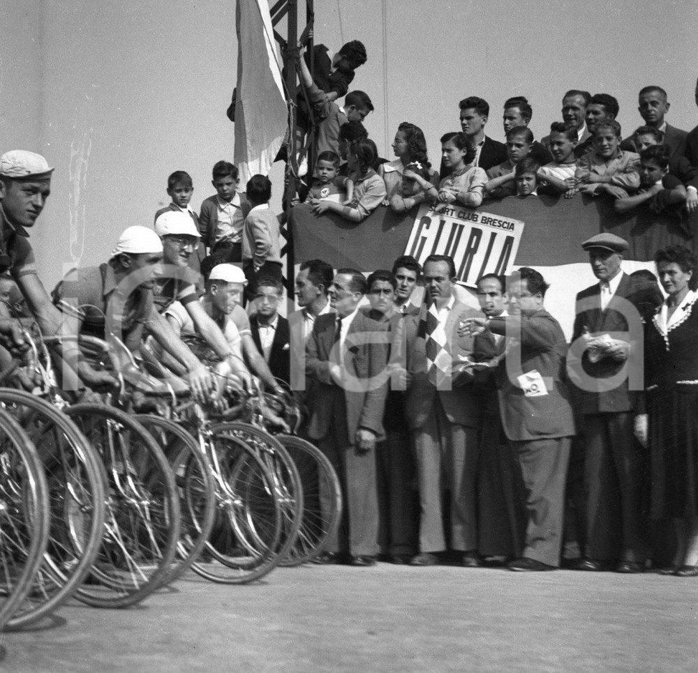 1948 BRESCIA Partenza corsa ciclistica Brescia-Mantova  NEGATIVO ORIGINALE 1 La partenza alla presenza del sindaco di Brescia, Bruno Boni.Negativo originale in bianco e nero su pellicola.  E' SEVERAMENTE VIETATA LA RIPRODUZIONE.TUTTI I DIRITTI SONO RISERVATI.ICharta mette in vendita, sul negozio eBay e in esclusiva sul sito "icharta" il proprio archivio composto da numerose diapositive e negativi fotografici d'epoca, tutti originali e autentici.Si tratta di uno sguardo inedito sull'attualità, la politica, la vita quotidiana, il gossip e la cultura, che fotografa il cambiamento della nazione (e non solo) tra il 1890 ed il 1990 circa. Un'occasione unica per il mercato del collezionismo, che vede finalmente disponibile un archivio eccezionale per vastità, tematiche e condizioni, in un settore (il negativo fotografico e la diapositiva) di assoluta novità e dalle interessanti prospettive di investimento. CONDIZIONI:FAIR/discretoFORMATO: cm 6 x 6 originale e autentica 1
