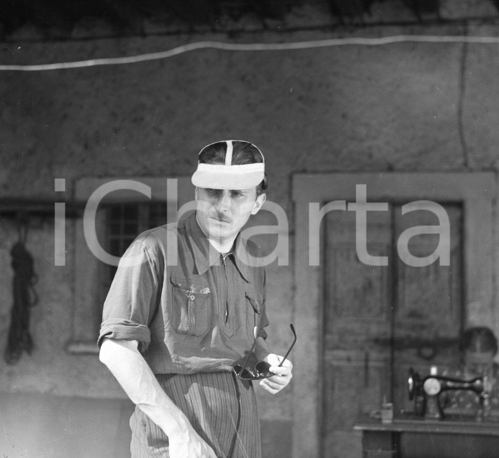 1949 IL FILM DIMENTICATO - LONATO - LEGGASI DESCRIZIONE - NEGATIVO ORIGINALE 1 Negativo originale in bianco e nero su pellicola.Nel febbraio del 1949, nella zona di Lonato, con alcune incursioni verso Brescia, ebbero inizio le riprese di un film dal titolo: Il Pellegrino . Le informazioni su questa produzione sono estremamente rare, quasi evanescenti. Il regista è indicato come “J. Jordan”, un nome che sembra uno pseudonimo e che non compare in alcun archivio cinematografico noto, alimentando il mistero sulla sua vera identità.Unico elemento certo è il protagonista, Nino Filippini, attore proveniente dalla Compagnia Maltagliati–Gassman di Roma. L'operatore di macchina viene indicato come un certo “G. Pecchioni”, mentre il fotografo di scena è il bresciano Alberto Sorlini, la cui presenza è una delle poche conferme tangibili di questa produzione.Nonostante queste rare testimonianze, rimangono avvolti nell'oscurità sia la trama del film che il suo destino. Nessun fotogramma, nessuna copia, nessun documento sembra essere sopravvissuto fatta eccezione per i pochi negativi fotografici qui proposti in vendita. Il Pellegrino appare oggi come un'opera fantasma, un frammento di storia dimenticato. Nel negativo qui in vendita è raffigurato: "J.Jordan", il regista. E' SEVERAMENTE VIETATA LA RIPRODUZIONE.TUTTI I DIRITTI SONO RISERVATI. CONDIZIONI:FAIR/discretoFORMATO: cm 6 x 6 originale e autentica 1