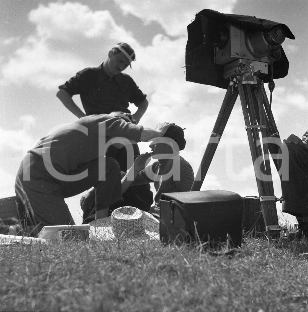 1949 IL FILM DIMENTICATO - LONATO - LEGGASI DESCRIZIONE - NEGATIVO ORIGINALE 4 Negativo originale in bianco e nero su pellicola.Nel febbraio del 1949, nella zona di Lonato, con alcune incursioni verso Brescia, ebbero inizio le riprese di un film dal titolo: Il Pellegrino . Le informazioni su questa produzione sono estremamente rare, quasi evanescenti. Il regista è indicato come “J. Jordan”, un nome che sembra uno pseudonimo e che non compare in alcun archivio cinematografico noto, alimentando il mistero sulla sua vera identità.Unico elemento certo è il protagonista, Nino Filippini, attore proveniente dalla Compagnia Maltagliati–Gassman di Roma. L'operatore di macchina viene indicato come un certo “G. Pecchioni”, mentre il fotografo di scena è il bresciano Alberto Sorlini, la cui presenza è una delle poche conferme tangibili di questa produzione.Nonostante queste rare testimonianze, rimangono avvolti nell'oscurità sia la trama del film che il suo destino. Nessun fotogramma, nessuna copia, nessun documento sembra essere sopravvissuto fatta eccezione per i pochi negativi fotografici qui proposti in vendita. Il Pellegrino appare oggi come un'opera fantasma, un frammento di storia dimenticato. Nel negativo qui in vendita è raffigurato: "J.Jordan", il regista (in piedi). E' SEVERAMENTE VIETATA LA RIPRODUZIONE.TUTTI I DIRITTI SONO RISERVATI. CONDIZIONI:FAIR/discretoFORMATO: cm 6 x 6 originale e autentica 1