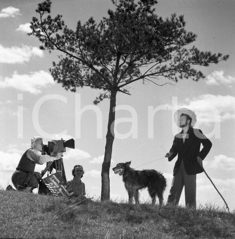 1949 IL FILM DIMENTICATO - LONATO - LEGGASI DESCRIZIONE - NEGATIVO ORIGINALE 5 Negativo originale in bianco e nero su pellicola.Nel febbraio del 1949, nella zona di Lonato, con alcune incursioni verso Brescia, ebbero inizio le riprese di un film dal titolo: Il Pellegrino . Le informazioni su questa produzione sono estremamente rare, quasi evanescenti. Il regista è indicato come “J. Jordan”, un nome che sembra uno pseudonimo e che non compare in alcun archivio cinematografico noto, alimentando il mistero sulla sua vera identità.Unico elemento certo è il protagonista, Nino Filippini, attore proveniente dalla Compagnia Maltagliati–Gassman di Roma. L'operatore di macchina viene indicato come un certo “G. Pecchioni”, mentre il fotografo di scena è il bresciano Alberto Sorlini, la cui presenza è una delle poche conferme tangibili di questa produzione.Nonostante queste rare testimonianze, rimangono avvolti nell'oscurità sia la trama del film che il suo destino. Nessun fotogramma, nessuna copia, nessun documento sembra essere sopravvissuto fatta eccezione per i pochi negativi fotografici qui proposti in vendita. Il Pellegrino appare oggi come un'opera fantasma, un frammento di storia dimenticato.  E' SEVERAMENTE VIETATA LA RIPRODUZIONE.TUTTI I DIRITTI SONO RISERVATI. CONDIZIONI:FAIR/discretoFORMATO: cm 6 x 6 originale e autentica 1