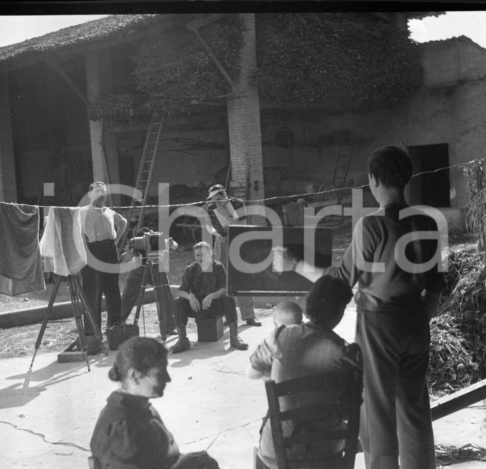 1949 IL FILM DIMENTICATO - LONATO - LEGGASI DESCRIZIONE - NEGATIVO ORIGINALE 6 Negativo originale in bianco e nero su pellicola.Nel febbraio del 1949, nella zona di Lonato, con alcune incursioni verso Brescia, ebbero inizio le riprese di un film dal titolo: Il Pellegrino . Le informazioni su questa produzione sono estremamente rare, quasi evanescenti. Il regista è indicato come “J. Jordan”, un nome che sembra uno pseudonimo e che non compare in alcun archivio cinematografico noto, alimentando il mistero sulla sua vera identità.Unico elemento certo è il protagonista, Nino Filippini, attore proveniente dalla Compagnia Maltagliati–Gassman di Roma. L'operatore di macchina viene indicato come un certo “G. Pecchioni”, mentre il fotografo di scena è il bresciano Alberto Sorlini, la cui presenza è una delle poche conferme tangibili di questa produzione.Nonostante queste rare testimonianze, rimangono avvolti nell'oscurità sia la trama del film che il suo destino. Nessun fotogramma, nessuna copia, nessun documento sembra essere sopravvissuto fatta eccezione per i pochi negativi fotografici qui proposti in vendita. Il Pellegrino appare oggi come un'opera fantasma, un frammento di storia dimenticato. Nel negativo qui in vendita è raffigurato: "J.Jordan", il regista (seduto di fronte). L'ambientazioneè l'aia di una cascina destinata ad ospitare il pellegrino. E' SEVERAMENTE VIETATA LA RIPRODUZIONE.TUTTI I DIRITTI SONO RISERVATI. CONDIZIONI:FAIR/discreto IngiallimentiFORMATO: cm 6 x 6 originale e autentica 1