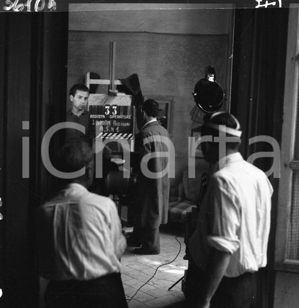 1949 IL FILM DIMENTICATO pittore Francesco Carlo SALODINI   NEGATIVO ORIGINALE Negativo originale in bianco e nero su pellicola.Nel febbraio del 1949, nella zona di Lonato, con alcune incursioni verso Brescia, ebbero inizio le riprese di un film dal titolo: Il Pellegrino . Le informazioni su questa produzione sono estremamente rare, quasi evanescenti. Il regista è indicato come “J. Jordan”, un nome che sembra uno pseudonimo e che non compare in alcun archivio cinematografico noto, alimentando il mistero sulla sua vera identità.Unico elemento certo è il protagonista, Nino Filippini, attore proveniente dalla Compagnia Maltagliati–Gassman di Roma. L'operatore di macchina viene indicato come un certo “G. Pecchioni”, mentre il fotografo di scena è il bresciano Alberto Sorlini, la cui presenza è una delle poche conferme tangibili di questa produzione.Nonostante queste rare testimonianze, rimangono avvolti nell'oscurità sia la trama del film che il suo destino. Nessun fotogramma, nessuna copia, nessun documento sembra essere sopravvissuto fatta eccezione per i pochi negativi fotografici qui proposti in vendita. Il Pellegrino appare oggi come un'opera fantasma, un frammento di storia dimenticato. Nel negativo qui in vendita è raffigurata la troupe all'interno dello studio del pittore Francesco Carlo Salodini E' SEVERAMENTE VIETATA LA RIPRODUZIONE.TUTTI I DIRITTI SONO RISERVATI. CONDIZIONI:FAIR/discretoFORMATO: cm 6 x 6 originale e autentica 1