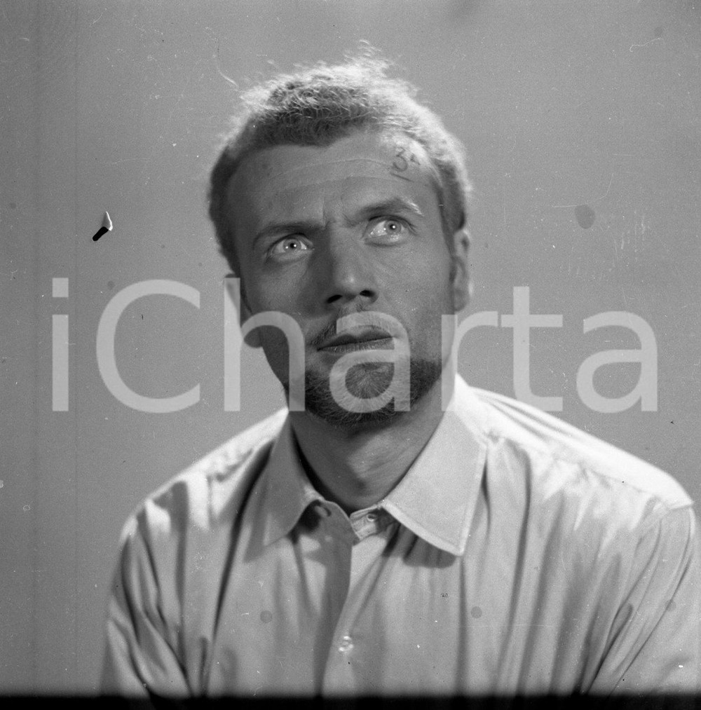 1949 IL FILM DIMENTICATO Nino Filippini LEGGASI DESCRIZIONE *NEGATIVO ORIGINALE Negativo originale in bianco e nero su pellicola.Nel febbraio del 1949, nella zona di Lonato, con alcune incursioni verso Brescia, ebbero inizio le riprese di un film dal titolo: Il Pellegrino . Le informazioni su questa produzione sono estremamente rare, quasi evanescenti. Il regista è indicato come “J. Jordan”, un nome che sembra uno pseudonimo e che non compare in alcun archivio cinematografico noto, alimentando il mistero sulla sua vera identità.Unico elemento certo è il protagonista, Nino Filippini, attore proveniente dalla Compagnia Maltagliati–Gassman di Roma. L'operatore di macchina viene indicato come un certo “G. Pecchioni”, mentre il fotografo di scena è il bresciano Alberto Sorlini, la cui presenza è una delle poche conferme tangibili di questa produzione.Nonostante queste rare testimonianze, rimangono avvolti nell'oscurità sia la trama del film che il suo destino. Nessun fotogramma, nessuna copia, nessun documento sembra essere sopravvissuto fatta eccezione per i pochi negativi fotografici qui proposti in vendita. Il Pellegrino appare oggi come un'opera fantasma, un frammento di storia dimenticato. Nel negativo qui in vendita è raffigurato: "J.Jordan", il regista. E' SEVERAMENTE VIETATA LA RIPRODUZIONE.TUTTI I DIRITTI SONO RISERVATI. CONDIZIONI:FAIR/discretoFORMATO: cm 6 x 6 originale e autentica 1