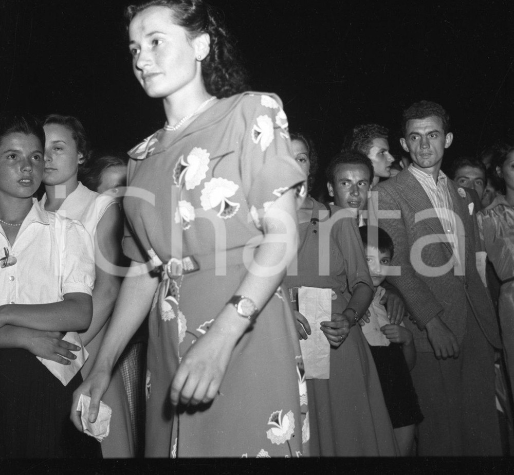 1950 COGOZZO VALTROMPIA  (BS) Elezione miss "Vie Nuove" (4) NEGATIVO ORIGINALE Negativo originale artistico in bianco e nero, su pellicola, in formato cm 6 x 6 CONDIZIONI: FAIR ICharta mette in vendita, sul negozio eBay e in esclusiva sul sito "icharta" il proprio archivio composto da numerose diapositive e negativi fotografici d'epoca, tutti originali e autentici, che attraversano la storia del costume italiano tra gli la fine degli anni Sessanta e Novanta.Si tratta di uno sguardo inedito sull'attualità, la politica, la vita quotidiana, il gossip e la cultura, che fotografa il cambiamento della nazione in quest'ultimo scorcio del XX secolo. Un'occasione unica per il mercato del collezionismo, che vede finalmente disponibile un archivio eccezionale per vastità, tematiche e condizioni, in un settore (il negativo fotografico e la diapositiva) di assoluta novità e dalle interessanti prospettive di investimento. CONDIZIONI:FAIR/discreto originale e autentica 1