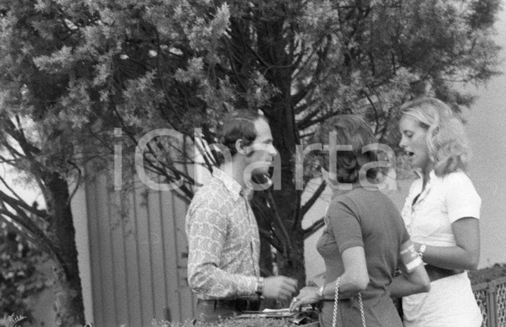 1971 MONZA Peter GETHIN paparazzato NEGATIVO ORIGINALE Negativo originale in bianco e nero su pellicola.  E' SEVERAMENTE VIETATA LA RIPRODUZIONE.TUTTI I DIRITTI SONO RISERVATI.ICharta mette in vendita, sul negozio eBay e in esclusiva sul sito "icharta" il proprio archivio composto da numerose diapositive e negativi fotografici d'epoca, tutti originali e autentici.Si tratta di uno sguardo inedito sull'attualità, la politica, la vita quotidiana, il gossip e la cultura, che fotografa il cambiamento della nazione (e non solo) tra il 1890 ed il 1990 circa. Un'occasione unica per il mercato del collezionismo, che vede finalmente disponibile un archivio eccezionale per vastità, tematiche e condizioni, in un settore (il negativo fotografico e la diapositiva) di assoluta novità e dalle interessanti prospettive di investimento. CONDIZIONI:FAIR/discretoFORMATO: mm 35 originale e autentica 1