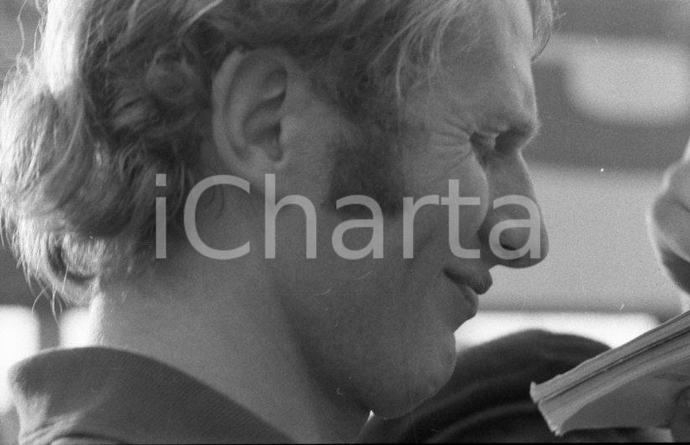 1971 MONZA Helmut MARKO pilota della B.R.M. P160 NEGATIVO ORIGINALE Negativo originale in bianco e nero su pellicola.  E' SEVERAMENTE VIETATA LA RIPRODUZIONE.TUTTI I DIRITTI SONO RISERVATI.ICharta mette in vendita, sul negozio eBay e in esclusiva sul sito "icharta" il proprio archivio composto da numerose diapositive e negativi fotografici d'epoca, tutti originali e autentici.Si tratta di uno sguardo inedito sull'attualità, la politica, la vita quotidiana, il gossip e la cultura, che fotografa il cambiamento della nazione (e non solo) tra il 1890 ed il 1990 circa. Un'occasione unica per il mercato del collezionismo, che vede finalmente disponibile un archivio eccezionale per vastità, tematiche e condizioni, in un settore (il negativo fotografico e la diapositiva) di assoluta novità e dalle interessanti prospettive di investimento. CONDIZIONI:FAIR/discretoFORMATO: mm 35 originale e autentica 1