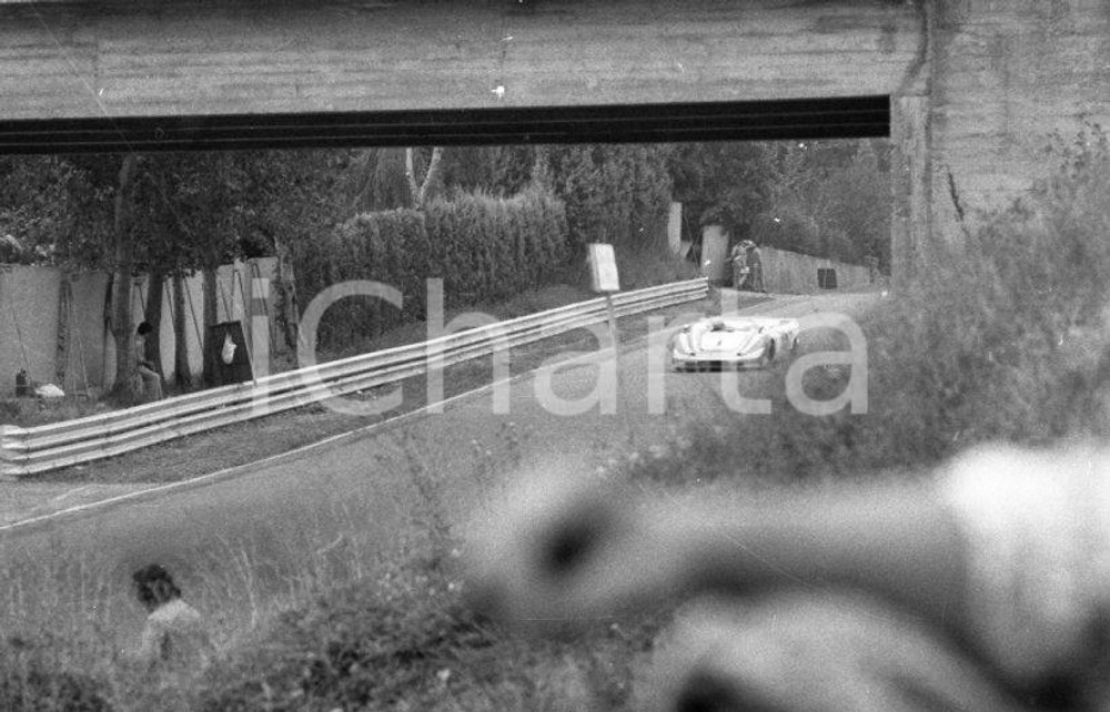 1971 IMOLA Interserie Porsche 917 spider di Jurgen NEUHAUS NEGATIVO ORIGINALE Negativo originale in bianco e nero su pellicola.  E' SEVERAMENTE VIETATA LA RIPRODUZIONE.TUTTI I DIRITTI SONO RISERVATI.ICharta mette in vendita, sul negozio eBay e in esclusiva sul sito "icharta" il proprio archivio composto da numerose diapositive e negativi fotografici d'epoca, tutti originali e autentici.Si tratta di uno sguardo inedito sull'attualità, la politica, la vita quotidiana, il gossip e la cultura, che fotografa il cambiamento della nazione (e non solo) tra il 1890 ed il 1990 circa. Un'occasione unica per il mercato del collezionismo, che vede finalmente disponibile un archivio eccezionale per vastità, tematiche e condizioni, in un settore (il negativo fotografico e la diapositiva) di assoluta novità e dalle interessanti prospettive di investimento. CONDIZIONI:FAIR/discretoFORMATO: 35mm originale e autentica 1