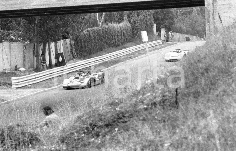 1971 IMOLA Interserie Lola  Ford T 210 e T212 NEGATIVO ORIGINALE Negativo originale in bianco e nero su pellicola.  E' SEVERAMENTE VIETATA LA RIPRODUZIONE.TUTTI I DIRITTI SONO RISERVATI.ICharta mette in vendita, sul negozio eBay e in esclusiva sul sito "icharta" il proprio archivio composto da numerose diapositive e negativi fotografici d'epoca, tutti originali e autentici.Si tratta di uno sguardo inedito sull'attualità, la politica, la vita quotidiana, il gossip e la cultura, che fotografa il cambiamento della nazione (e non solo) tra il 1890 ed il 1990 circa. Un'occasione unica per il mercato del collezionismo, che vede finalmente disponibile un archivio eccezionale per vastità, tematiche e condizioni, in un settore (il negativo fotografico e la diapositiva) di assoluta novità e dalle interessanti prospettive di investimento. CONDIZIONI:FAIR/discretoFORMATO: 35mm originale e autentica 1