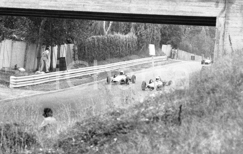 1971 IMOLA Gara campionato italiano di Formula 3  (2) NEGATIVO ORIGINALE Negativo originale in bianco e nero su pellicola.  E' SEVERAMENTE VIETATA LA RIPRODUZIONE.TUTTI I DIRITTI SONO RISERVATI.ICharta mette in vendita, sul negozio eBay e in esclusiva sul sito "icharta" il proprio archivio composto da numerose diapositive e negativi fotografici d'epoca, tutti originali e autentici.Si tratta di uno sguardo inedito sull'attualità, la politica, la vita quotidiana, il gossip e la cultura, che fotografa il cambiamento della nazione (e non solo) tra il 1890 ed il 1990 circa. Un'occasione unica per il mercato del collezionismo, che vede finalmente disponibile un archivio eccezionale per vastità, tematiche e condizioni, in un settore (il negativo fotografico e la diapositiva) di assoluta novità e dalle interessanti prospettive di investimento. CONDIZIONI:FAIR/discretoFORMATO: 35mm originale e autentica 1