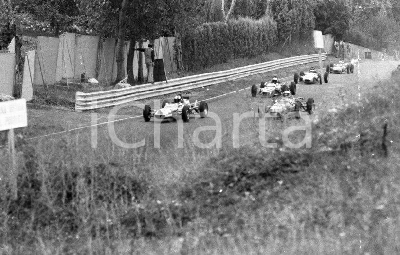 1971 IMOLA Gara campionato italiano di Formula 3  (6) NEGATIVO ORIGINALE Negativo originale in bianco e nero su pellicola.  E' SEVERAMENTE VIETATA LA RIPRODUZIONE.TUTTI I DIRITTI SONO RISERVATI.ICharta mette in vendita, sul negozio eBay e in esclusiva sul sito "icharta" il proprio archivio composto da numerose diapositive e negativi fotografici d'epoca, tutti originali e autentici.Si tratta di uno sguardo inedito sull'attualità, la politica, la vita quotidiana, il gossip e la cultura, che fotografa il cambiamento della nazione (e non solo) tra il 1890 ed il 1990 circa. Un'occasione unica per il mercato del collezionismo, che vede finalmente disponibile un archivio eccezionale per vastità, tematiche e condizioni, in un settore (il negativo fotografico e la diapositiva) di assoluta novità e dalle interessanti prospettive di investimento. CONDIZIONI:FAIR/discretoFORMATO: mm 35 originale e autentica 1