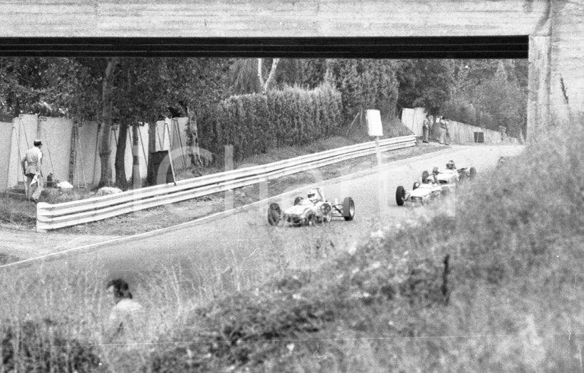 1971 IMOLA Gara campionato italiano di Formula 3  (4) NEGATIVO ORIGINALE Negativo originale in bianco e nero su pellicola.  E' SEVERAMENTE VIETATA LA RIPRODUZIONE.TUTTI I DIRITTI SONO RISERVATI.ICharta mette in vendita, sul negozio eBay e in esclusiva sul sito "icharta" il proprio archivio composto da numerose diapositive e negativi fotografici d'epoca, tutti originali e autentici.Si tratta di uno sguardo inedito sull'attualità, la politica, la vita quotidiana, il gossip e la cultura, che fotografa il cambiamento della nazione (e non solo) tra il 1890 ed il 1990 circa. Un'occasione unica per il mercato del collezionismo, che vede finalmente disponibile un archivio eccezionale per vastità, tematiche e condizioni, in un settore (il negativo fotografico e la diapositiva) di assoluta novità e dalle interessanti prospettive di investimento. CONDIZIONI:FAIR/discretoFORMATO: 35mm originale e autentica 1