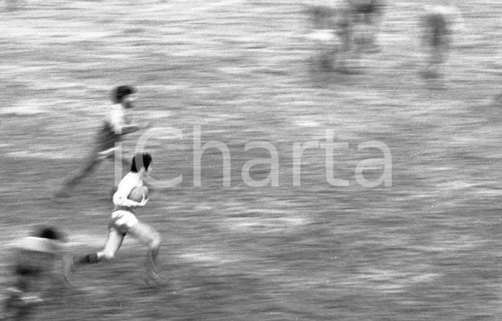 1972 ITALIA (squadra non identificata) Rugby Verso la meta... NEGATIVO ORIGINALE Negativo originale in bianco e nero su pellicola.  E' SEVERAMENTE VIETATA LA RIPRODUZIONE.TUTTI I DIRITTI SONO RISERVATI.ICharta mette in vendita, sul negozio eBay e in esclusiva sul sito "icharta" il proprio archivio composto da numerose diapositive e negativi fotografici d'epoca, tutti originali e autentici.Si tratta di uno sguardo inedito sull'attualità, la politica, la vita quotidiana, il gossip e la cultura, che fotografa il cambiamento della nazione (e non solo) tra il 1890 ed il 1990 circa. Un'occasione unica per il mercato del collezionismo, che vede finalmente disponibile un archivio eccezionale per vastità, tematiche e condizioni, in un settore (il negativo fotografico e la diapositiva) di assoluta novità e dalle interessanti prospettive di investimento. CONDIZIONI:FAIR/discretoFORMATO: 35mm originale e autentica 1
