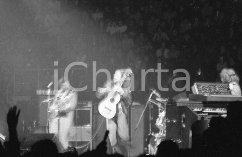 1972  VARESE JETHRO TULL nel tour (3) NEGATIVO ORIGINALE RARO Negativo originale in bianco e nero su pellicola.  E' SEVERAMENTE VIETATA LA RIPRODUZIONE.TUTTI I DIRITTI SONO RISERVATI.ICharta mette in vendita, sul negozio eBay e in esclusiva sul sito "icharta" il proprio archivio composto da numerose diapositive e negativi fotografici d'epoca, tutti originali e autentici.Si tratta di uno sguardo inedito sull'attualità, la politica, la vita quotidiana, il gossip e la cultura, che fotografa il cambiamento della nazione (e non solo) tra il 1890 ed il 1990 circa. Un'occasione unica per il mercato del collezionismo, che vede finalmente disponibile un archivio eccezionale per vastità, tematiche e condizioni, in un settore (il negativo fotografico e la diapositiva) di assoluta novità e dalle interessanti prospettive di investimento. CONDIZIONI:FAIR/discreto Sfocato all'origineFORMATO: 35mm originale e autentica 1