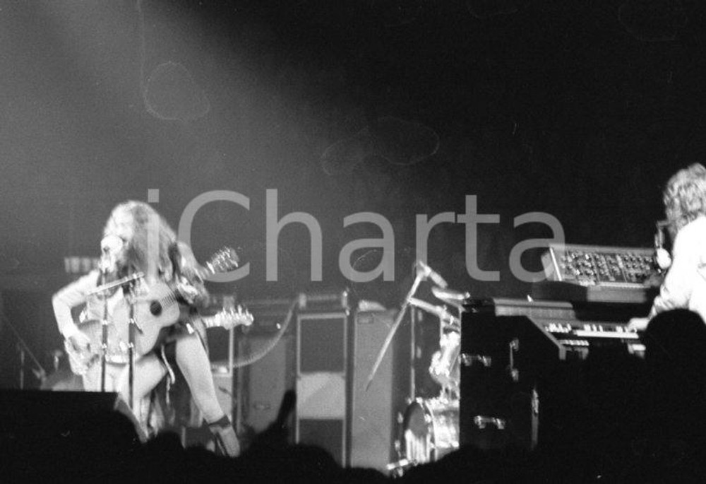 1972  VARESE JETHRO TULL nel tour (4) NEGATIVO ORIGINALE RARO Negativo originale in bianco e nero su pellicola.  E' SEVERAMENTE VIETATA LA RIPRODUZIONE.TUTTI I DIRITTI SONO RISERVATI.ICharta mette in vendita, sul negozio eBay e in esclusiva sul sito "icharta" il proprio archivio composto da numerose diapositive e negativi fotografici d'epoca, tutti originali e autentici.Si tratta di uno sguardo inedito sull'attualità, la politica, la vita quotidiana, il gossip e la cultura, che fotografa il cambiamento della nazione (e non solo) tra il 1890 ed il 1990 circa. Un'occasione unica per il mercato del collezionismo, che vede finalmente disponibile un archivio eccezionale per vastità, tematiche e condizioni, in un settore (il negativo fotografico e la diapositiva) di assoluta novità e dalle interessanti prospettive di investimento. CONDIZIONI:POOR/danneggiato Negativo macchiato, sfocato all'origineFORMATO: 35mm originale e autentica 1