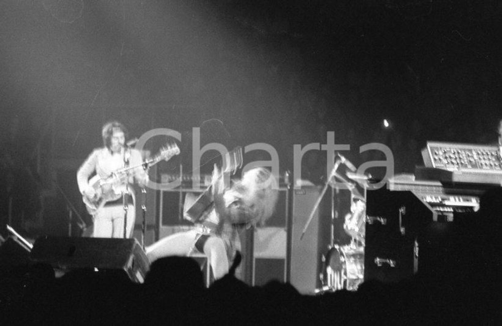 1972  VARESE JETHRO TULL nel tour (5) NEGATIVO ORIGINALE RARO Negativo originale in bianco e nero su pellicola.  E' SEVERAMENTE VIETATA LA RIPRODUZIONE.TUTTI I DIRITTI SONO RISERVATI.ICharta mette in vendita, sul negozio eBay e in esclusiva sul sito "icharta" il proprio archivio composto da numerose diapositive e negativi fotografici d'epoca, tutti originali e autentici.Si tratta di uno sguardo inedito sull'attualità, la politica, la vita quotidiana, il gossip e la cultura, che fotografa il cambiamento della nazione (e non solo) tra il 1890 ed il 1990 circa. Un'occasione unica per il mercato del collezionismo, che vede finalmente disponibile un archivio eccezionale per vastità, tematiche e condizioni, in un settore (il negativo fotografico e la diapositiva) di assoluta novità e dalle interessanti prospettive di investimento. CONDIZIONI:FAIR/discretoFORMATO: 35mm originale e autentica 1