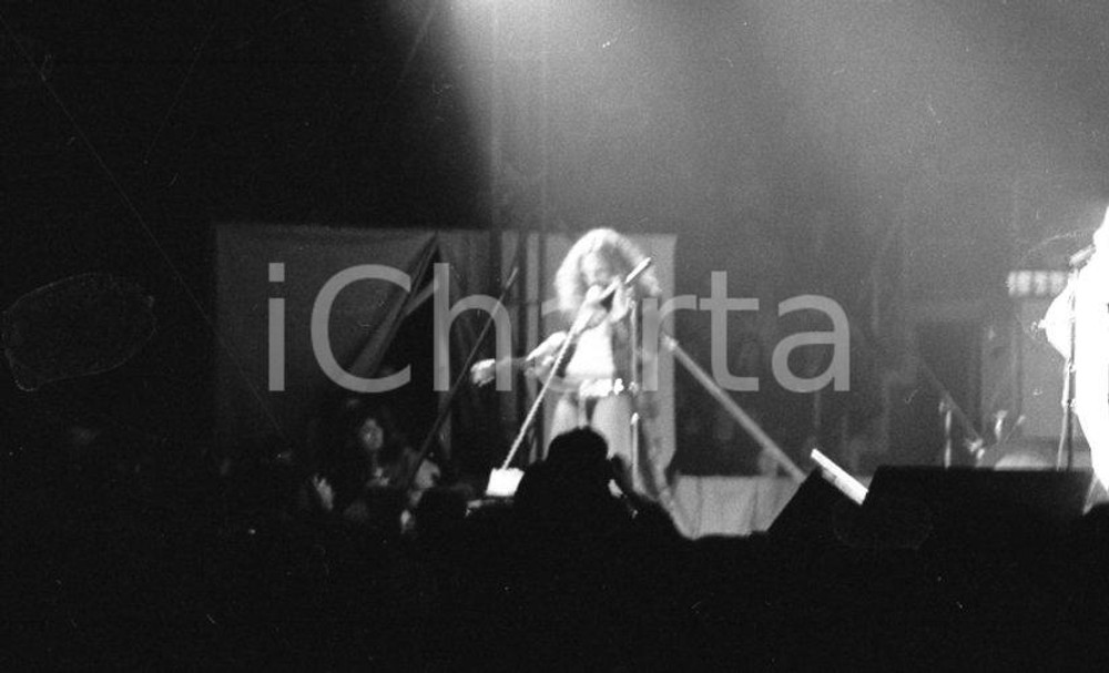 1972  VARESE JETHRO TULL nel tour (11) NEGATIVO ORIGINALE RARO Negativo originale in bianco e nero su pellicola.  E' SEVERAMENTE VIETATA LA RIPRODUZIONE.TUTTI I DIRITTI SONO RISERVATI.ICharta mette in vendita, sul negozio eBay e in esclusiva sul sito "icharta" il proprio archivio composto da numerose diapositive e negativi fotografici d'epoca, tutti originali e autentici.Si tratta di uno sguardo inedito sull'attualità, la politica, la vita quotidiana, il gossip e la cultura, che fotografa il cambiamento della nazione (e non solo) tra il 1890 ed il 1990 circa. Un'occasione unica per il mercato del collezionismo, che vede finalmente disponibile un archivio eccezionale per vastità, tematiche e condizioni, in un settore (il negativo fotografico e la diapositiva) di assoluta novità e dalle interessanti prospettive di investimento. CONDIZIONI:POOR/danneggiato Negativo macchiato, sfocato all'origineFORMATO: mm 35 originale e autentica 1
