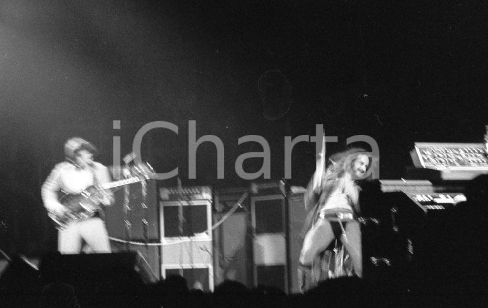 1972 VARESE JETHRO TULL Jan ANDERSON al flauto (2) NEGATIVO ORIGINALE Negativo originale in bianco e nero su pellicola.  E' SEVERAMENTE VIETATA LA RIPRODUZIONE.TUTTI I DIRITTI SONO RISERVATI.ICharta mette in vendita, sul negozio eBay e in esclusiva sul sito "icharta" il proprio archivio composto da numerose diapositive e negativi fotografici d'epoca, tutti originali e autentici.Si tratta di uno sguardo inedito sull'attualità, la politica, la vita quotidiana, il gossip e la cultura, che fotografa il cambiamento della nazione (e non solo) tra il 1890 ed il 1990 circa. Un'occasione unica per il mercato del collezionismo, che vede finalmente disponibile un archivio eccezionale per vastità, tematiche e condizioni, in un settore (il negativo fotografico e la diapositiva) di assoluta novità e dalle interessanti prospettive di investimento. CONDIZIONI:FAIR/discreto Sfocato all'origineFORMATO: 35mm originale e autentica 1