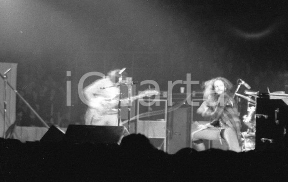 1972 VARESE JETHRO TULL  Jan ANDERSON al flauto (4) NEGATIVO ORIGINALE Negativo originale in bianco e nero su pellicola.  E' SEVERAMENTE VIETATA LA RIPRODUZIONE.TUTTI I DIRITTI SONO RISERVATI.ICharta mette in vendita, sul negozio eBay e in esclusiva sul sito "icharta" il proprio archivio composto da numerose diapositive e negativi fotografici d'epoca, tutti originali e autentici.Si tratta di uno sguardo inedito sull'attualità, la politica, la vita quotidiana, il gossip e la cultura, che fotografa il cambiamento della nazione (e non solo) tra il 1890 ed il 1990 circa. Un'occasione unica per il mercato del collezionismo, che vede finalmente disponibile un archivio eccezionale per vastità, tematiche e condizioni, in un settore (il negativo fotografico e la diapositiva) di assoluta novità e dalle interessanti prospettive di investimento. CONDIZIONI:FAIR/discreto Sfocato all'origineFORMATO: mm 35 originale e autentica 1