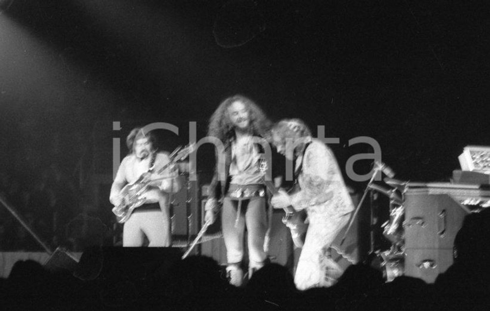 1972  VARESE JETHRO TULL Jan ANDERSON al flauto (6) NEGATIVO ORIGINALE Negativo originale in bianco e nero su pellicola.  E' SEVERAMENTE VIETATA LA RIPRODUZIONE.TUTTI I DIRITTI SONO RISERVATI.ICharta mette in vendita, sul negozio eBay e in esclusiva sul sito "icharta" il proprio archivio composto da numerose diapositive e negativi fotografici d'epoca, tutti originali e autentici.Si tratta di uno sguardo inedito sull'attualità, la politica, la vita quotidiana, il gossip e la cultura, che fotografa il cambiamento della nazione (e non solo) tra il 1890 ed il 1990 circa. Un'occasione unica per il mercato del collezionismo, che vede finalmente disponibile un archivio eccezionale per vastità, tematiche e condizioni, in un settore (il negativo fotografico e la diapositiva) di assoluta novità e dalle interessanti prospettive di investimento. CONDIZIONI:FAIR/discreto Sfocato all'origineFORMATO: 35mm originale e autentica 1