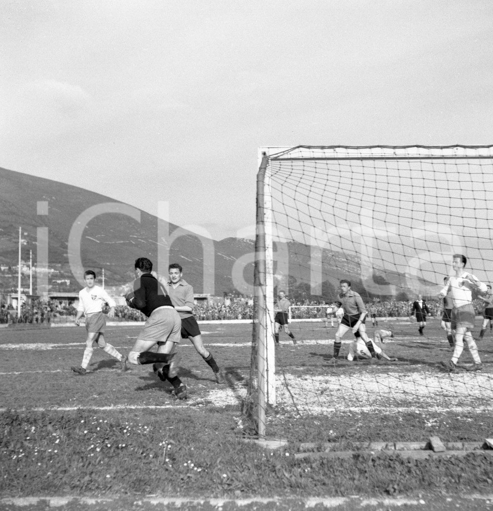 BRESCIA CALCIO 0 MARZOTTO 0 Campionato 1952/53 serie B NEGATIVO ORIGINALE Negativo originale in bianco e nero su pellicola.  E' SEVERAMENTE VIETATA LA RIPRODUZIONE.TUTTI I DIRITTI SONO RISERVATI.ICharta mette in vendita, sul negozio eBay e in esclusiva sul sito "icharta" il proprio archivio composto da numerose diapositive e negativi fotografici d'epoca, tutti originali e autentici.Si tratta di uno sguardo inedito sull'attualità, la politica, la vita quotidiana, il gossip e la cultura, che fotografa il cambiamento della nazione (e non solo) tra il 1890 ed il 1990 circa. Un'occasione unica per il mercato del collezionismo, che vede finalmente disponibile un archivio eccezionale per vastità, tematiche e condizioni, in un settore (il negativo fotografico e la diapositiva) di assoluta novità e dalle interessanti prospettive di investimento. CONDIZIONI:FAIR/discretoFORMATO: cm 6 x 6 originale e autentica 1