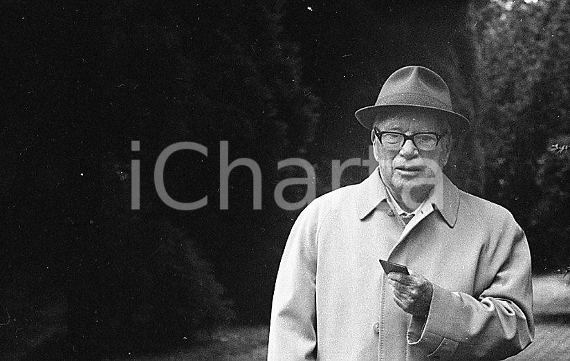 1975 MANOIR DE BAN Charlie CHAPLIN nel suo giardino NEGATIVO ORIGINALE 2 Negativo originale in bianco e nero su pellicola.  E' SEVERAMENTE VIETATA LA RIPRODUZIONE.TUTTI I DIRITTI SONO RISERVATI.ICharta mette in vendita, sul negozio eBay e in esclusiva sul sito "icharta" il proprio archivio composto da numerose diapositive e negativi fotografici d'epoca, tutti originali e autentici.Si tratta di uno sguardo inedito sull'attualità, la politica, la vita quotidiana, il gossip e la cultura, che fotografa il cambiamento della nazione (e non solo) tra il 1890 ed il 1990 circa. Un'occasione unica per il mercato del collezionismo, che vede finalmente disponibile un archivio eccezionale per vastità, tematiche e condizioni, in un settore (il negativo fotografico e la diapositiva) di assoluta novità e dalle interessanti prospettive di investimento. CONDIZIONI:FAIR/discretoFORMATO: 35mm originale e autentica 1