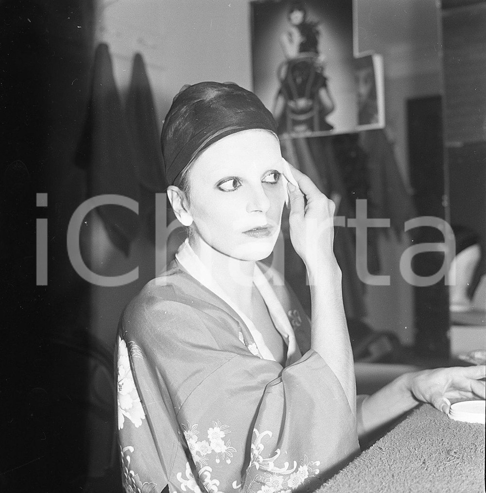 1974 MILANO Milva al trucco L'Opera da tre soldi al Lirico NEGATIVO ORIGINALE 1 Negativo originale in bianco e nero su pellicola.  E' SEVERAMENTE VIETATA LA RIPRODUZIONE.TUTTI I DIRITTI SONO RISERVATI.ICharta mette in vendita, sul negozio eBay e in esclusiva sul sito "icharta" il proprio archivio composto da numerose diapositive e negativi fotografici d'epoca, tutti originali e autentici.Si tratta di uno sguardo inedito sull'attualità, la politica, la vita quotidiana, il gossip e la cultura, che fotografa il cambiamento della nazione (e non solo) tra il 1890 ed il 1990 circa. Un'occasione unica per il mercato del collezionismo, che vede finalmente disponibile un archivio eccezionale per vastità, tematiche e condizioni, in un settore (il negativo fotografico e la diapositiva) di assoluta novità e dalle interessanti prospettive di investimento. CONDIZIONI:FAIR/discretoFORMATO: cm 6 x 6 originale e autentica 1