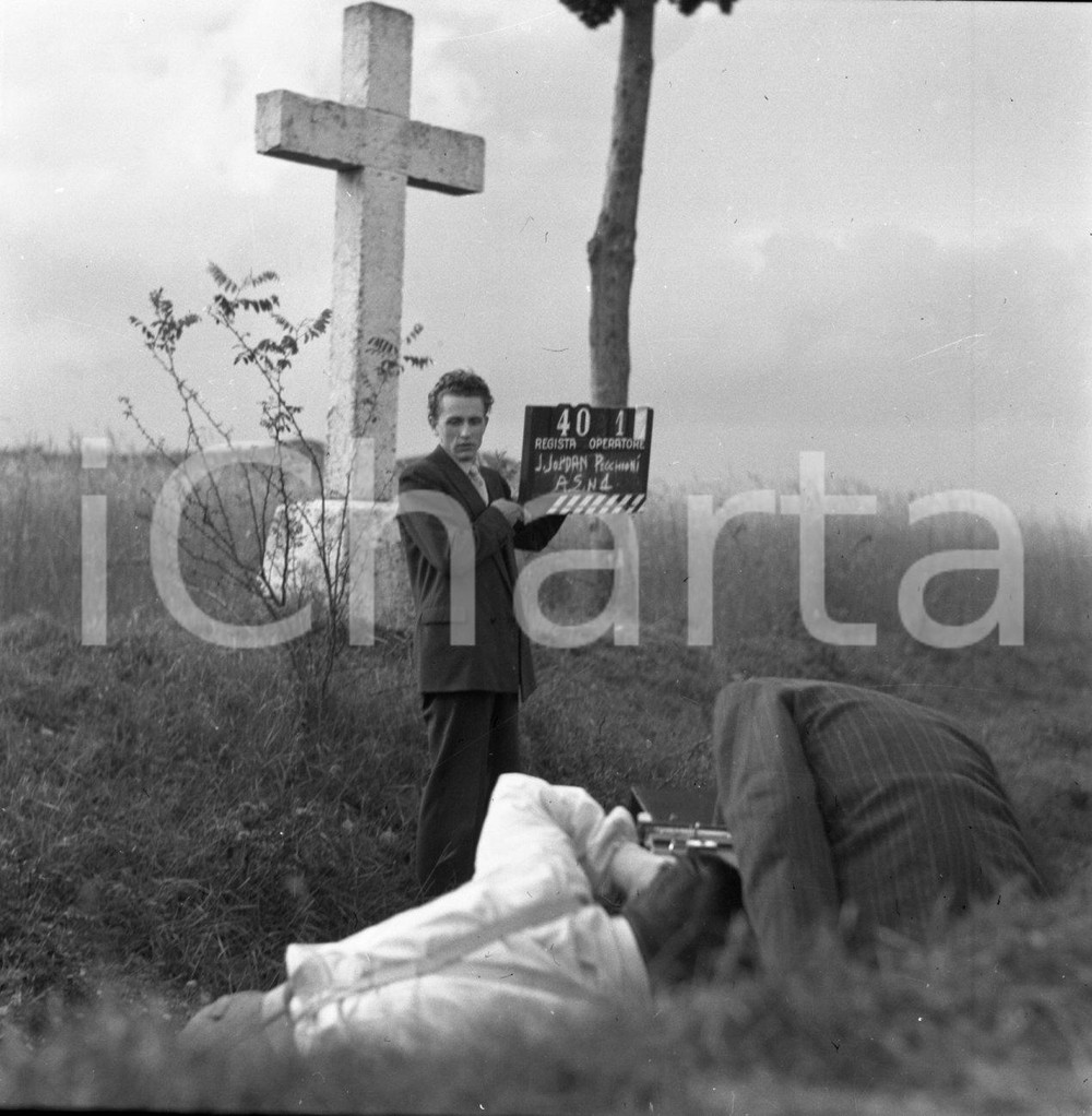 1949 IL FILM DIMENTICATO - LONATO - LEGGASI DESCRIZIONE - NEGATIVO ORIGINALE_ Negativo originale in bianco e nero su pellicola.Nel febbraio del 1949, nella zona di Lonato, con alcune incursioni verso Brescia, ebbero inizio le riprese di un film dal titolo: Il Pellegrino . Le informazioni su questa produzione sono estremamente rare, quasi evanescenti. Il regista è indicato come “J. Jordan”, un nome che sembra uno pseudonimo e che non compare in alcun archivio cinematografico noto, alimentando il mistero sulla sua vera identità.Unico elemento certo è il protagonista, Nino Filippini, attore proveniente dalla Compagnia Maltagliati–Gassman di Roma. L'operatore di macchina viene indicato come un certo “G. Pecchioni”, mentre il fotografo di scena è il bresciano Alberto Sorlini, la cui presenza è una delle poche conferme tangibili di questa produzione.Nonostante queste rare testimonianze, rimangono avvolti nell'oscurità sia la trama del film che il suo destino. Nessun fotogramma, nessuna copia, nessun documento sembra essere sopravvissuto fatta eccezione per i pochi negativi fotografici qui proposti in vendita. Il Pellegrino appare oggi come un'opera fantasma, un frammento di storia dimenticato. Nel negativo qui in vendita è raffigurato: "J.Jordan", il regista con l'operatore Pecchioni. E' SEVERAMENTE VIETATA LA RIPRODUZIONE.TUTTI I DIRITTI SONO RISERVATI. CONDIZIONI:FAIR/discretoFORMATO: cm 6 x 6 originale e autentica 1
