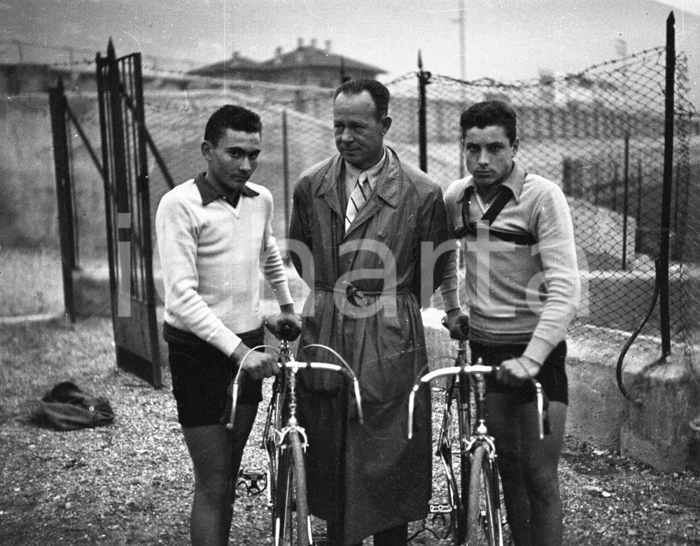 1948 BRESCIA CICLISMO Gino FILIPPINI allenatore Gino  RICCARDI NEGATIVO ORIGIN. Negativo originale in bianco e nero su pellicola.  E' SEVERAMENTE VIETATA LA RIPRODUZIONE.TUTTI I DIRITTI SONO RISERVATI.ICharta mette in vendita, sul negozio eBay e in esclusiva sul sito "icharta" il proprio archivio composto da numerose diapositive e negativi fotografici d'epoca, tutti originali e autentici.Si tratta di uno sguardo inedito sull'attualità, la politica, la vita quotidiana, il gossip e la cultura, che fotografa il cambiamento della nazione (e non solo) tra il 1890 ed il 1990 circa. Un'occasione unica per il mercato del collezionismo, che vede finalmente disponibile un archivio eccezionale per vastità, tematiche e condizioni, in un settore (il negativo fotografico e la diapositiva) di assoluta novità e dalle interessanti prospettive di investimento. CONDIZIONI:FAIR/discretoFORMATO: cm 6 x 4,5 originale e autentica 1