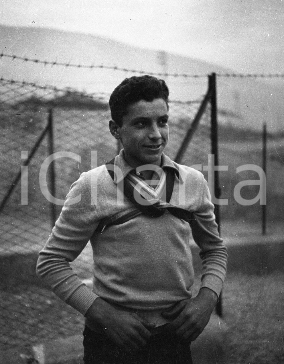 1948 BRESCIA CICLISMO Gino FILIPPINI ritratto NEGATIVO ORIGINALE 4 Negativo originale in bianco e nero su pellicola.  E' SEVERAMENTE VIETATA LA RIPRODUZIONE.TUTTI I DIRITTI SONO RISERVATI.ICharta mette in vendita, sul negozio eBay e in esclusiva sul sito "icharta" il proprio archivio composto da numerose diapositive e negativi fotografici d'epoca, tutti originali e autentici.Si tratta di uno sguardo inedito sull'attualità, la politica, la vita quotidiana, il gossip e la cultura, che fotografa il cambiamento della nazione (e non solo) tra il 1890 ed il 1990 circa. Un'occasione unica per il mercato del collezionismo, che vede finalmente disponibile un archivio eccezionale per vastità, tematiche e condizioni, in un settore (il negativo fotografico e la diapositiva) di assoluta novità e dalle interessanti prospettive di investimento. CONDIZIONI:FAIR/discretoFORMATO: cm 4,5 x 6 originale e autentica 1