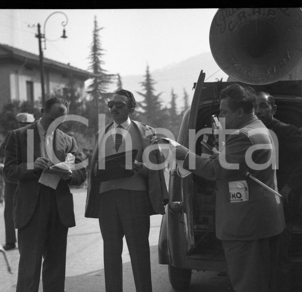 1948 BRESCIA CICLISMO Giudici a corsa Brescia-Mantova  NEGATIVO ORIGINALE 5 Negativo originale in bianco e nero su pellicola.  E' SEVERAMENTE VIETATA LA RIPRODUZIONE.TUTTI I DIRITTI SONO RISERVATI.ICharta mette in vendita, sul negozio eBay e in esclusiva sul sito "icharta" il proprio archivio composto da numerose diapositive e negativi fotografici d'epoca, tutti originali e autentici.Si tratta di uno sguardo inedito sull'attualità, la politica, la vita quotidiana, il gossip e la cultura, che fotografa il cambiamento della nazione (e non solo) tra il 1890 ed il 1990 circa. Un'occasione unica per il mercato del collezionismo, che vede finalmente disponibile un archivio eccezionale per vastità, tematiche e condizioni, in un settore (il negativo fotografico e la diapositiva) di assoluta novità e dalle interessanti prospettive di investimento. CONDIZIONI:FAIR/discretoFORMATO: cm 6 x 6 originale e autentica 1