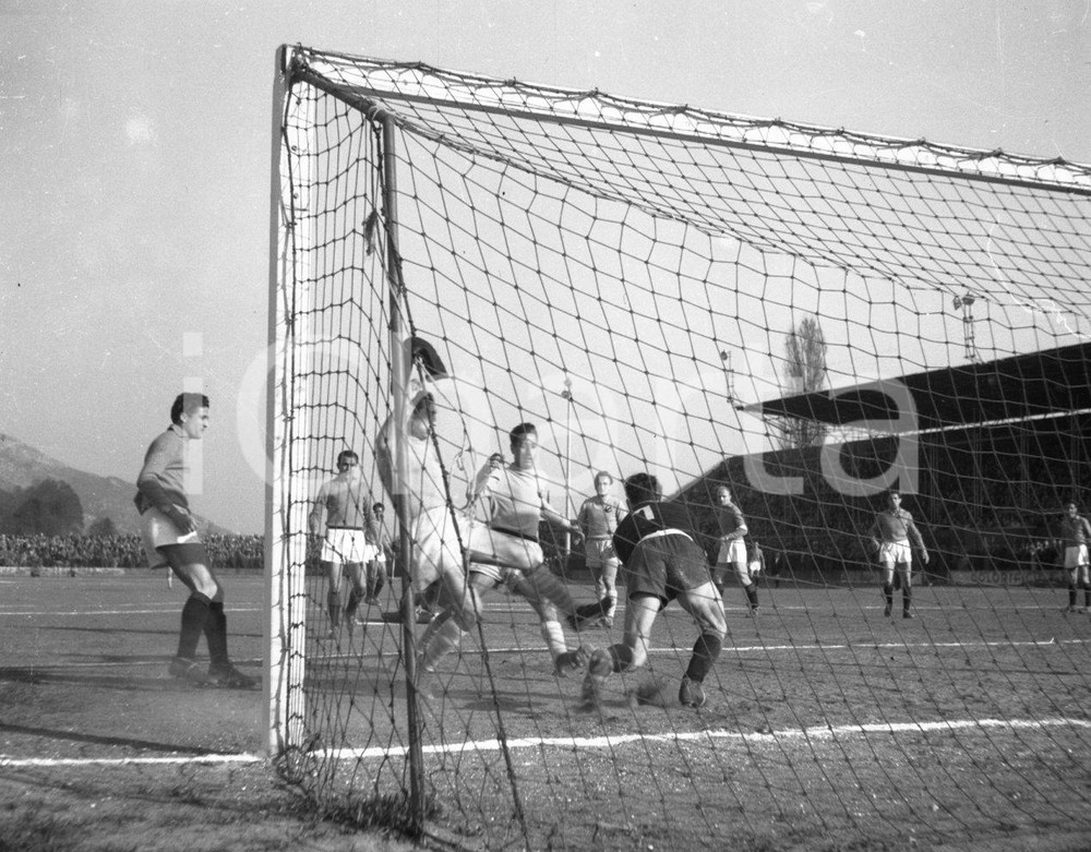 BRESCIA CALCIO 2 SPAL 2 Campionato 1949/50 serie B   NEGATIVO ORIGINALE 1 18 ottobre 1949Negativo originale in bianco e nero su pellicola.  E' SEVERAMENTE VIETATA LA RIPRODUZIONE.TUTTI I DIRITTI SONO RISERVATI.ICharta mette in vendita, sul negozio eBay e in esclusiva sul sito "icharta" il proprio archivio composto da numerose diapositive e negativi fotografici d'epoca, tutti originali e autentici.Si tratta di uno sguardo inedito sull'attualità, la politica, la vita quotidiana, il gossip e la cultura, che fotografa il cambiamento della nazione (e non solo) tra il 1890 ed il 1990 circa. Un'occasione unica per il mercato del collezionismo, che vede finalmente disponibile un archivio eccezionale per vastità, tematiche e condizioni, in un settore (il negativo fotografico e la diapositiva) di assoluta novità e dalle interessanti prospettive di investimento. CONDIZIONI:FAIR/discreto Negativo ondulatoFORMATO: cm 6 x 4,5 originale e autentica 1