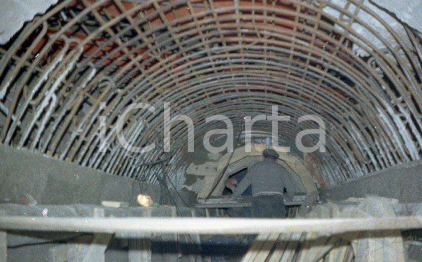 1970 TORINO Lavori per sottopassaggio piazza Caio Mario NEGATIVO ORIGINALE 2 Negativo originale a colori su pellicola.  E' SEVERAMENTE VIETATA LA RIPRODUZIONE.TUTTI I DIRITTI SONO RISERVATI.ICharta mette in vendita, sul negozio eBay e in esclusiva sul sito "icharta" il proprio archivio composto da numerose diapositive e negativi fotografici d'epoca, tutti originali e autentici.Si tratta di uno sguardo inedito sull'attualità, la politica, la vita quotidiana, il gossip e la cultura, che fotografa il cambiamento della nazione (e non solo) tra il 1890 ed il 1990 circa. Un'occasione unica per il mercato del collezionismo, che vede finalmente disponibile un archivio eccezionale per vastità, tematiche e condizioni, in un settore (il negativo fotografico e la diapositiva) di assoluta novità e dalle interessanti prospettive di investimento. CONDIZIONI:FAIR/discretoFORMATO: 35mm originale e autentica 1