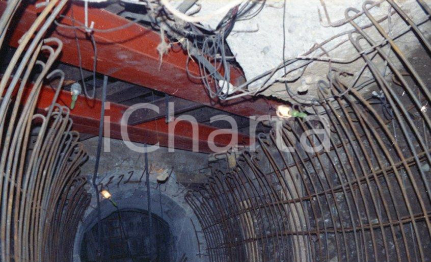 1970 TORINO Lavori per sottopassaggio piazza Caio Mario NEGATIVO ORIGINALE 11 Negativo originale a colori su pellicola.  E' SEVERAMENTE VIETATA LA RIPRODUZIONE.TUTTI I DIRITTI SONO RISERVATI.ICharta mette in vendita, sul negozio eBay e in esclusiva sul sito "icharta" il proprio archivio composto da numerose diapositive e negativi fotografici d'epoca, tutti originali e autentici.Si tratta di uno sguardo inedito sull'attualità, la politica, la vita quotidiana, il gossip e la cultura, che fotografa il cambiamento della nazione (e non solo) tra il 1890 ed il 1990 circa. Un'occasione unica per il mercato del collezionismo, che vede finalmente disponibile un archivio eccezionale per vastità, tematiche e condizioni, in un settore (il negativo fotografico e la diapositiva) di assoluta novità e dalle interessanti prospettive di investimento. CONDIZIONI:FAIR/discretoFORMATO: 35mm originale e autentica 1