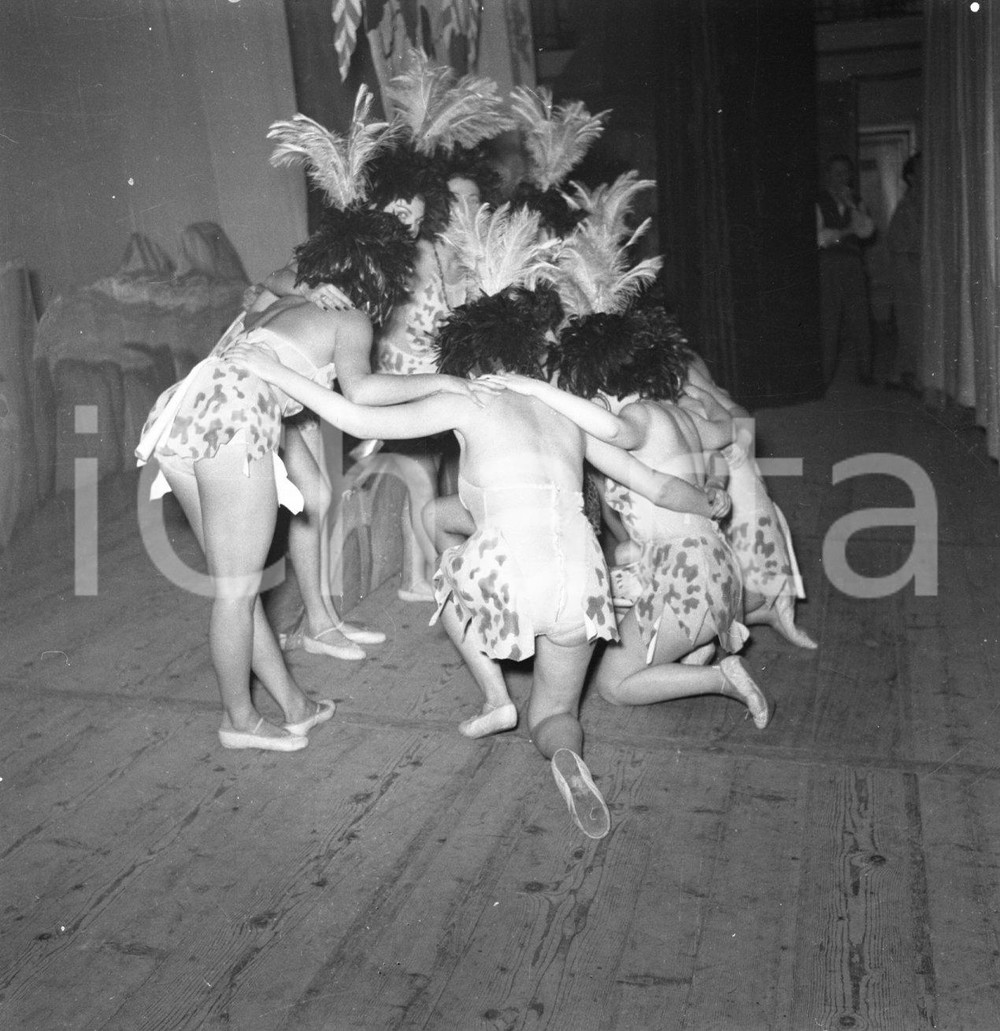 1953 BRESCIA Teatro Odeon ballerine Compagnia Nino TARANTO NEGATIVO ORIGINALE 6 Negativo originale in bianco e nero su pellicola.  E' SEVERAMENTE VIETATA LA RIPRODUZIONE.TUTTI I DIRITTI SONO RISERVATI.ICharta mette in vendita, sul negozio eBay e in esclusiva sul sito "icharta" il proprio archivio composto da numerose diapositive e negativi fotografici d'epoca, tutti originali e autentici.Si tratta di uno sguardo inedito sull'attualità, la politica, la vita quotidiana, il gossip e la cultura, che fotografa il cambiamento della nazione (e non solo) tra il 1890 ed il 1990 circa. Un'occasione unica per il mercato del collezionismo, che vede finalmente disponibile un archivio eccezionale per vastità, tematiche e condizioni, in un settore (il negativo fotografico e la diapositiva) di assoluta novità e dalle interessanti prospettive di investimento. CONDIZIONI:FAIR/discretoFORMATO: cm 6 x 6 originale e autentica 1