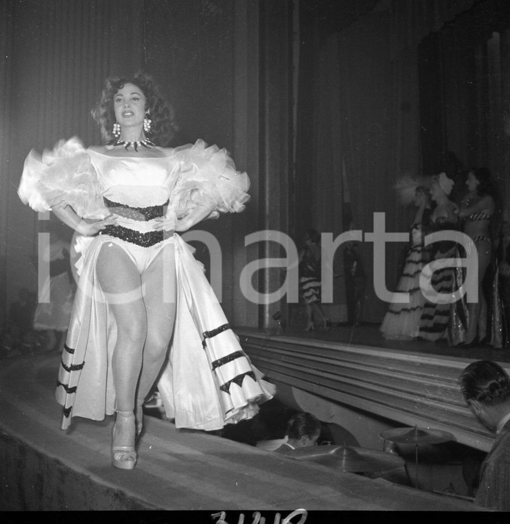 1953 BRESCIA Teatro Odeon ballerine Compagnia Nino TARANTO NEGATIVO ORIGINALE 9 Negativo originale in bianco e nero su pellicola.  E' SEVERAMENTE VIETATA LA RIPRODUZIONE.TUTTI I DIRITTI SONO RISERVATI.ICharta mette in vendita, sul negozio eBay e in esclusiva sul sito "icharta" il proprio archivio composto da numerose diapositive e negativi fotografici d'epoca, tutti originali e autentici.Si tratta di uno sguardo inedito sull'attualità, la politica, la vita quotidiana, il gossip e la cultura, che fotografa il cambiamento della nazione (e non solo) tra il 1890 ed il 1990 circa. Un'occasione unica per il mercato del collezionismo, che vede finalmente disponibile un archivio eccezionale per vastità, tematiche e condizioni, in un settore (il negativo fotografico e la diapositiva) di assoluta novità e dalle interessanti prospettive di investimento. CONDIZIONI:FAIR/discretoFORMATO: cm 6 x 6 originale e autentica 1