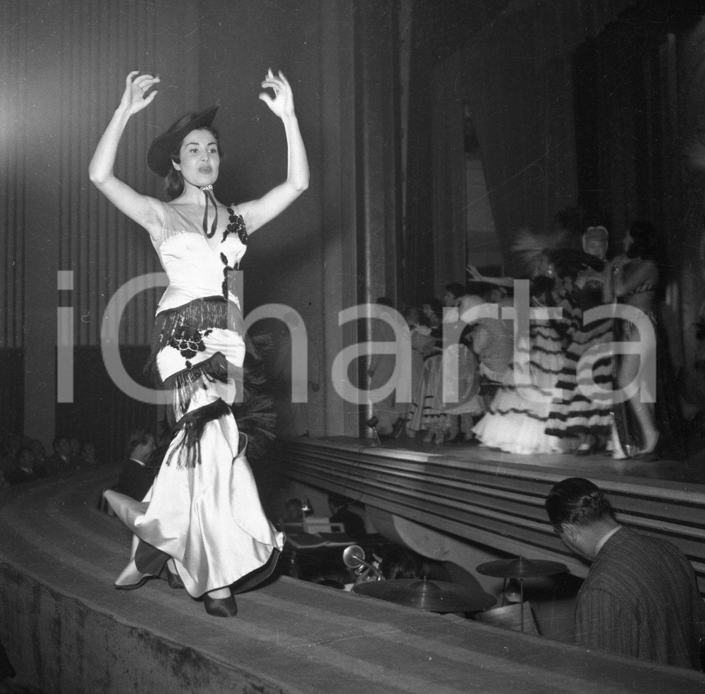 1953 BRESCIA Odeon - Ballerine Compagnia Nino TARANTO NEGATIVO ORIGINALE 6 Negativo originale in bianco e nero su pellicola.  E' SEVERAMENTE VIETATA LA RIPRODUZIONE.TUTTI I DIRITTI SONO RISERVATI.ICharta mette in vendita, sul negozio eBay e in esclusiva sul sito "icharta" il proprio archivio composto da numerose diapositive e negativi fotografici d'epoca, tutti originali e autentici.Si tratta di uno sguardo inedito sull'attualità, la politica, la vita quotidiana, il gossip e la cultura, che fotografa il cambiamento della nazione (e non solo) tra il 1890 ed il 1990 circa. Un'occasione unica per il mercato del collezionismo, che vede finalmente disponibile un archivio eccezionale per vastità, tematiche e condizioni, in un settore (il negativo fotografico e la diapositiva) di assoluta novità e dalle interessanti prospettive di investimento. CONDIZIONI:FAIR/discretoFORMATO: cm 6 x 6 originale e autentica 1