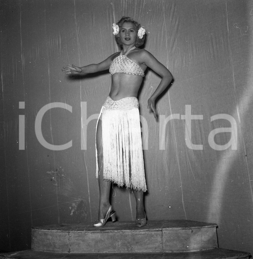 1953 BRESCIA Teatro Sociale ballerina compagnia BIXIO NEGATIVO ORIGINALE 5 Negativo originale in bianco e nero su pellicola.  E' SEVERAMENTE VIETATA LA RIPRODUZIONE.TUTTI I DIRITTI SONO RISERVATI.ICharta mette in vendita, sul negozio eBay e in esclusiva sul sito "icharta" il proprio archivio composto da numerose diapositive e negativi fotografici d'epoca, tutti originali e autentici.Si tratta di uno sguardo inedito sull'attualità, la politica, la vita quotidiana, il gossip e la cultura, che fotografa il cambiamento della nazione (e non solo) tra il 1890 ed il 1990 circa. Un'occasione unica per il mercato del collezionismo, che vede finalmente disponibile un archivio eccezionale per vastità, tematiche e condizioni, in un settore (il negativo fotografico e la diapositiva) di assoluta novità e dalle interessanti prospettive di investimento. CONDIZIONI:FAIR/discretoFORMATO: cm 6 x 6 originale e autentica 1