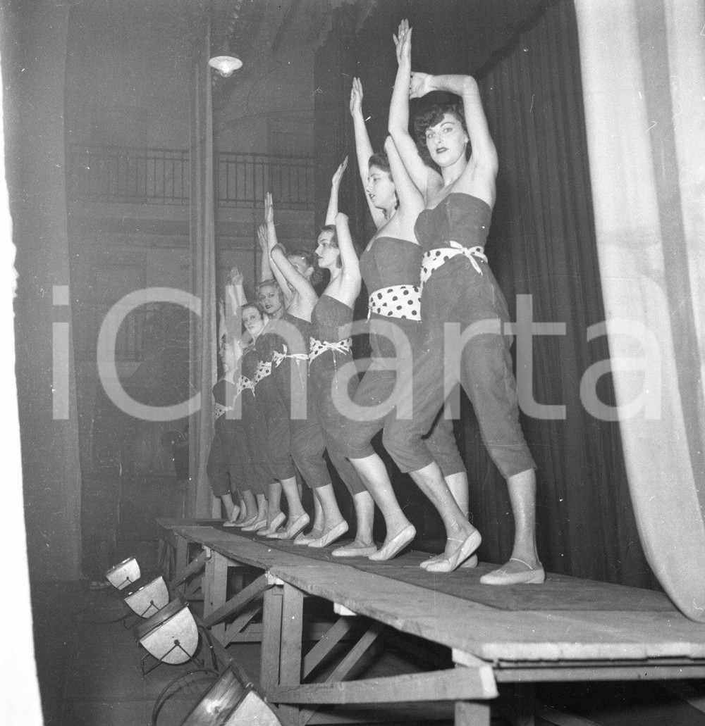 1953 BRESCIA Teatro Sociale ballerina compagnia BIXIO NEGATIVO ORIGINALE 3 Negativo originale in bianco e nero su pellicola.  E' SEVERAMENTE VIETATA LA RIPRODUZIONE.TUTTI I DIRITTI SONO RISERVATI.ICharta mette in vendita, sul negozio eBay e in esclusiva sul sito "icharta" il proprio archivio composto da numerose diapositive e negativi fotografici d'epoca, tutti originali e autentici.Si tratta di uno sguardo inedito sull'attualità, la politica, la vita quotidiana, il gossip e la cultura, che fotografa il cambiamento della nazione (e non solo) tra il 1890 ed il 1990 circa. Un'occasione unica per il mercato del collezionismo, che vede finalmente disponibile un archivio eccezionale per vastità, tematiche e condizioni, in un settore (il negativo fotografico e la diapositiva) di assoluta novità e dalle interessanti prospettive di investimento. CONDIZIONI:FAIR/discretoFORMATO: cm 6 x 6 originale e autentica 1