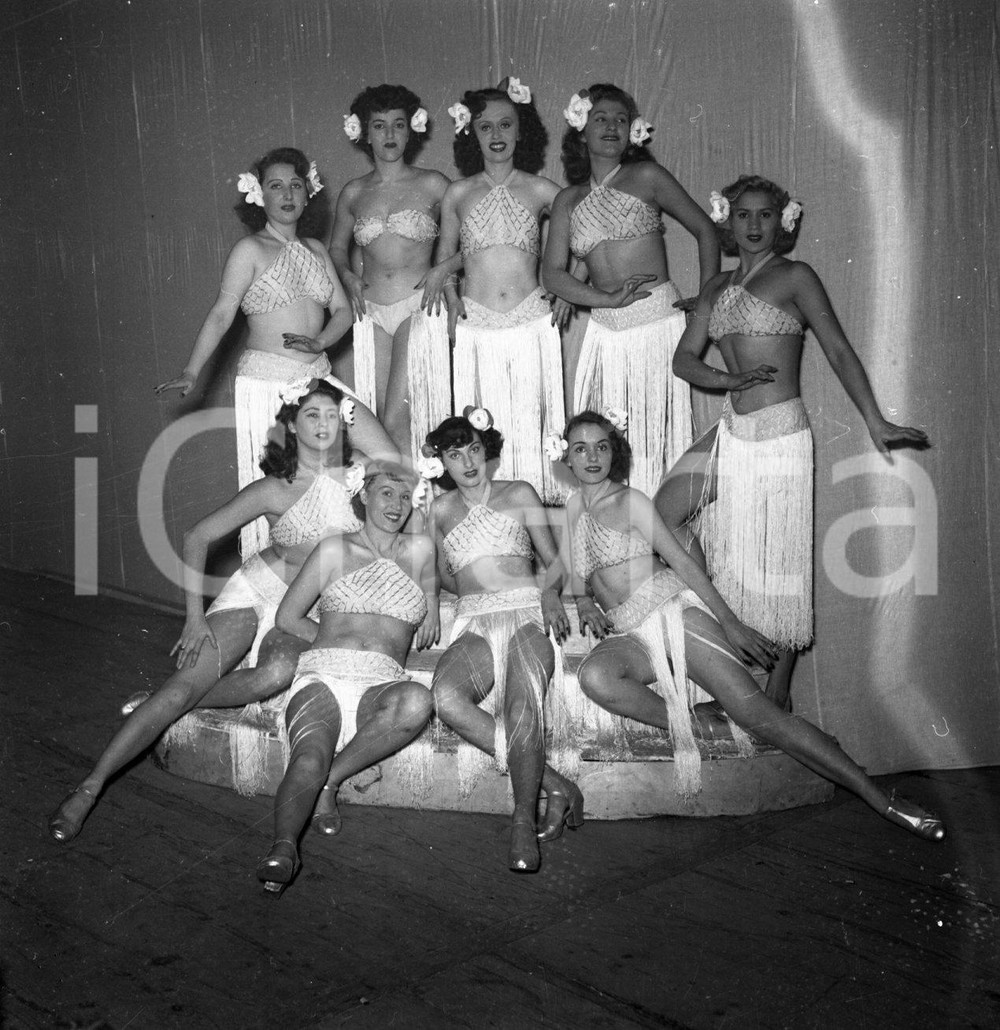 1953 BRESCIA Teatro Sociale ballerine compagnia BIXIO NEGATIVO ORIGINALE 6 Negativo originale in bianco e nero su pellicola.  E' SEVERAMENTE VIETATA LA RIPRODUZIONE.TUTTI I DIRITTI SONO RISERVATI.ICharta mette in vendita, sul negozio eBay e in esclusiva sul sito "icharta" il proprio archivio composto da numerose diapositive e negativi fotografici d'epoca, tutti originali e autentici.Si tratta di uno sguardo inedito sull'attualità, la politica, la vita quotidiana, il gossip e la cultura, che fotografa il cambiamento della nazione (e non solo) tra il 1890 ed il 1990 circa. Un'occasione unica per il mercato del collezionismo, che vede finalmente disponibile un archivio eccezionale per vastità, tematiche e condizioni, in un settore (il negativo fotografico e la diapositiva) di assoluta novità e dalle interessanti prospettive di investimento. CONDIZIONI:FAIR/discretoFORMATO: cm 6 x 6 originale e autentica 1