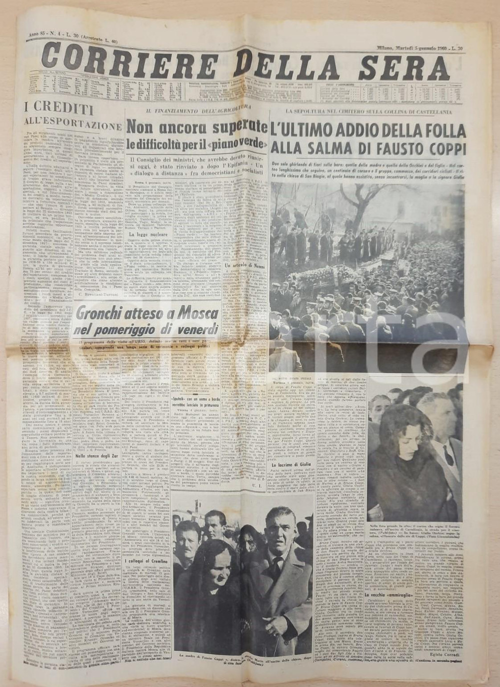 1960 CORRIERE DELLA SERA Funerali Fausto Coppi - Addio della folla *Giornale DATA: 5 gennaio 1960Giornale originale d'epoca. PAGINE: 12 FAIR/discreto piegature d'epoca; ingiallimenti centrali FORMATO: 43x58 cm originale e autentica 1