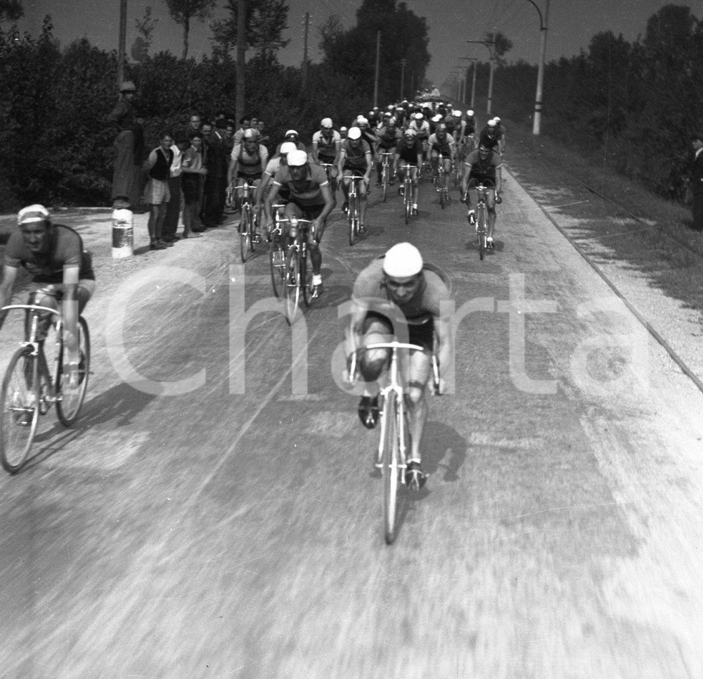 1948 BRESCIA CICLISMO Percorso Brescia-Mantova  NEGATIVO ORIGINALE 12 Negativo originale in bianco e nero su pellicola.  E' SEVERAMENTE VIETATA LA RIPRODUZIONE.TUTTI I DIRITTI SONO RISERVATI.ICharta mette in vendita, sul negozio eBay e in esclusiva sul sito "icharta" il proprio archivio composto da numerose diapositive e negativi fotografici d'epoca, tutti originali e autentici.Si tratta di uno sguardo inedito sull'attualità, la politica, la vita quotidiana, il gossip e la cultura, che fotografa il cambiamento della nazione (e non solo) tra il 1890 ed il 1990 circa. Un'occasione unica per il mercato del collezionismo, che vede finalmente disponibile un archivio eccezionale per vastità, tematiche e condizioni, in un settore (il negativo fotografico e la diapositiva) di assoluta novità e dalle interessanti prospettive di investimento. CONDIZIONI:FAIR/discretoFORMATO: cm 6 x 6 originale e autentica 1