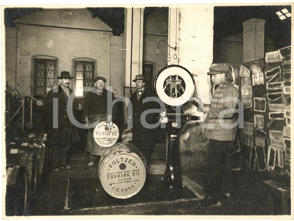 1930 ca ITALIA Peso fusti FOLTZER  GENOVA Touring Oil con bilancia TOLEDO - Foto Fotografia originale d'epoca.  FAIR/discreto residui di carta e colla al verso FORMATO: 24x18 cm originale e autentica 1