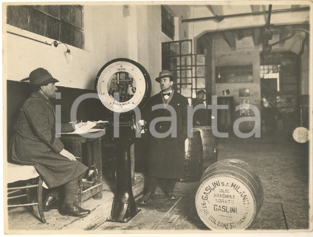 Fotografia d epoca originale 1930 ca ITALIA Peso fusti olio d arachide GASLINI con bilancia TOLEDO  Foto 1