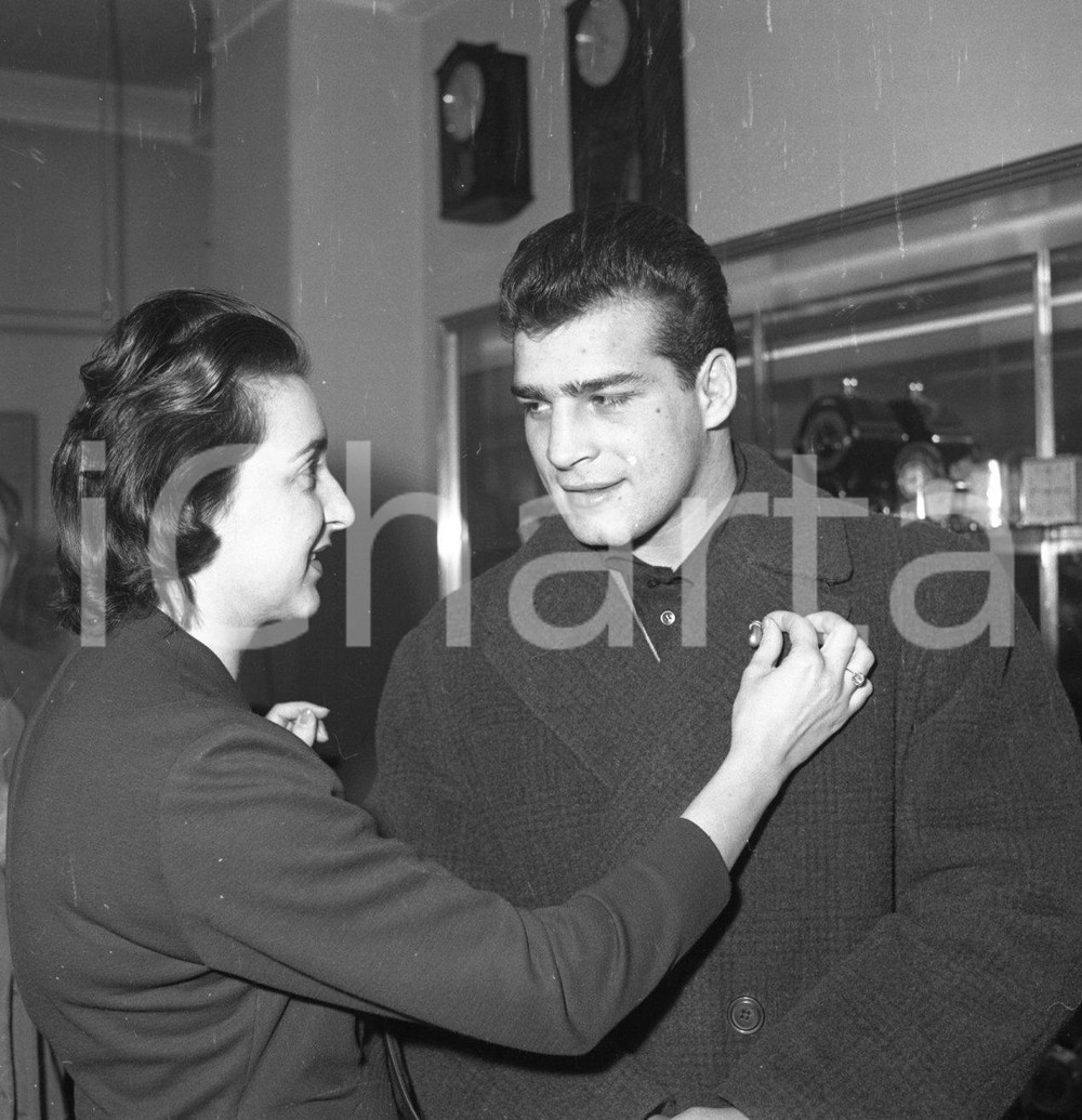 1953 BRESCIA Pugile Sante AMONTI pubblicizza orologio K2 NEGATIVO ORIGINALE 5 Negativo originale in bianco e nero su pellicola.  E' SEVERAMENTE VIETATA LA RIPRODUZIONE.TUTTI I DIRITTI SONO RISERVATI.ICharta mette in vendita, sul negozio eBay e in esclusiva sul sito "icharta" il proprio archivio composto da numerose diapositive e negativi fotografici d'epoca, tutti originali e autentici.Si tratta di uno sguardo inedito sull'attualità, la politica, la vita quotidiana, il gossip e la cultura, che fotografa il cambiamento della nazione (e non solo) tra il 1890 ed il 1990 circa. Un'occasione unica per il mercato del collezionismo, che vede finalmente disponibile un archivio eccezionale per vastità, tematiche e condizioni, in un settore (il negativo fotografico e la diapositiva) di assoluta novità e dalle interessanti prospettive di investimento. CONDIZIONI:FAIR/discretoFORMATO: cm 6 x 6 originale e autentica 1