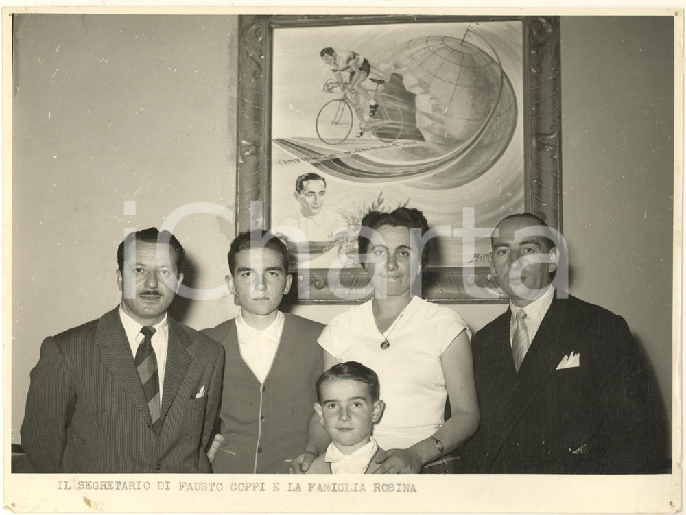 1960 ca ITALIA Il segretario di Fausto Coppi e la famiglia Rosina - Foto Fotografia originale d'epoca.  POOR/danneggiato piegature angolari; difetti di stampa; fori di affissione agli angoli FORMATO: 24x18 cm originale e autentica 1